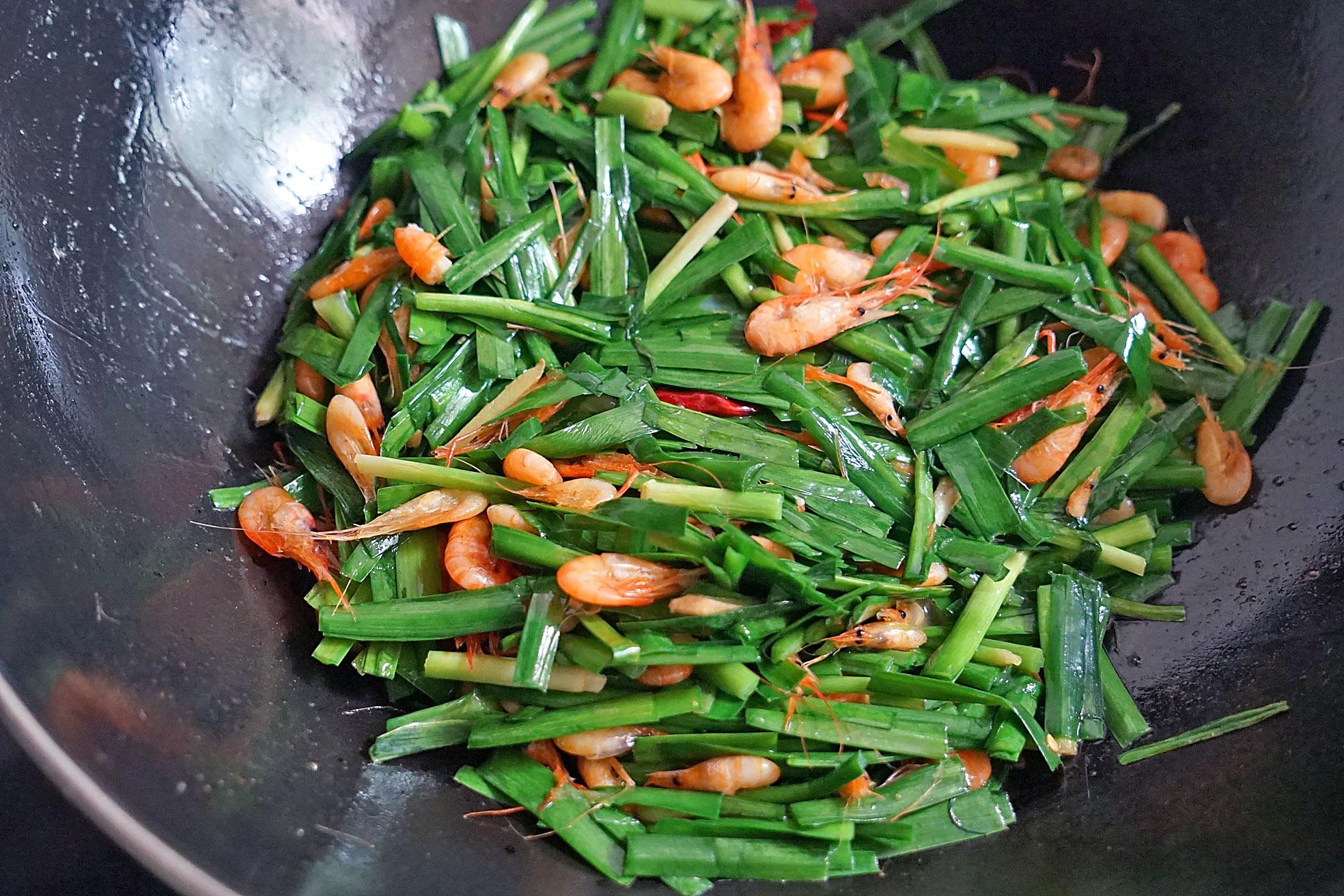 小河虾怎么炒又嫩又好吃又营养,韭菜炒干河虾下酒的做法