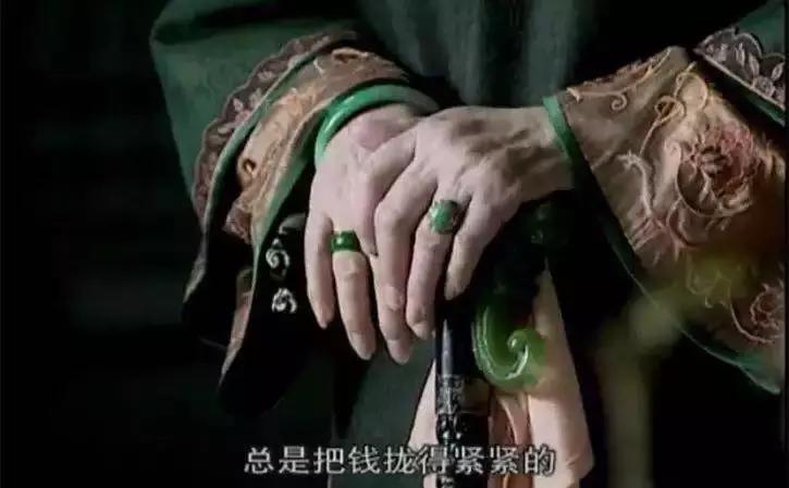 戴翡翠手镯搭配什么饰品,翡翠首饰如何搭配更显美丽与年轻