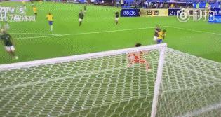 只会内马尔滚？赛后内马尔兴奋脱衣握双臂送飞吻，就差彩虹过人了