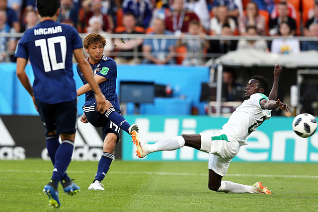 日本队赛后再次清理干净更衣室,日本球迷赛后含泪收拾看台垃圾