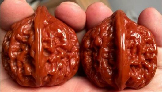 文玩核桃可以带到室外盘玩吗,文玩核桃红宝石盘玩后效果图