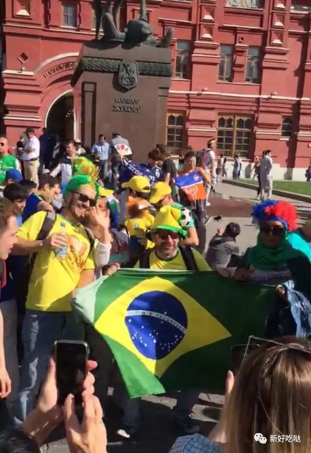 逛吃｜足球宝贝变身留俄食探笑成桃花眼跟着美女小姐姐吃遍世界杯