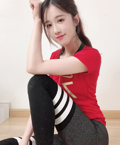 轩子巨2兔穿罗纳尔多球服踢足球这动作也太柔美了吧？