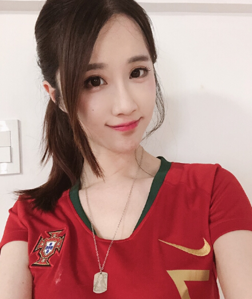 轩子巨2兔穿罗纳尔多球服踢足球这动作也太柔美了吧?