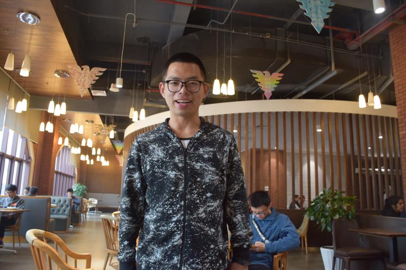 浙大这个男生居然沉迷用肚子说英语？还有不少可爱的小帮手