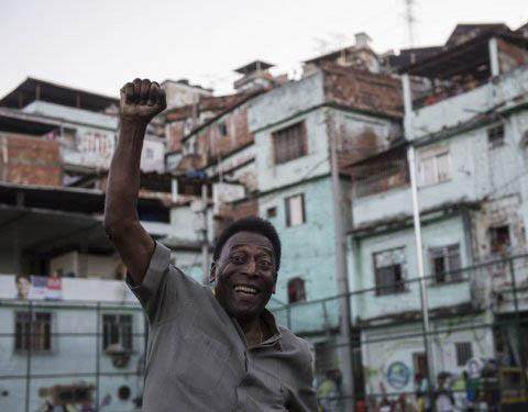 贫民窟走出的足球巨星,绿茵场上留下的那些璀璨瞬间