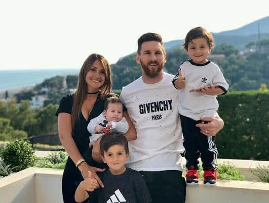 c罗的孩子和梅西孩子比赛,c罗的4个孩子