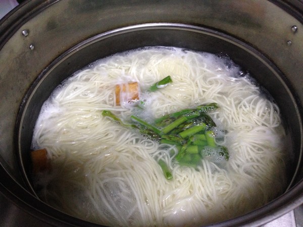 煮面条时容易粘在一起,煮面条时加入什么防止面条粘连