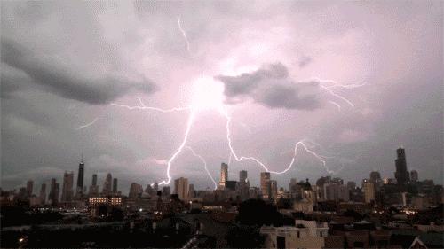 电闪雷鸣是成语吗,电闪雷鸣成语的意思