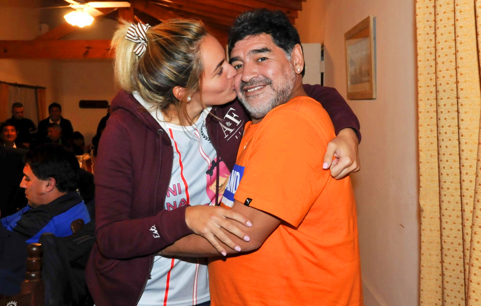 80年代球王马拉多纳,马拉多纳90后女友奥利娃