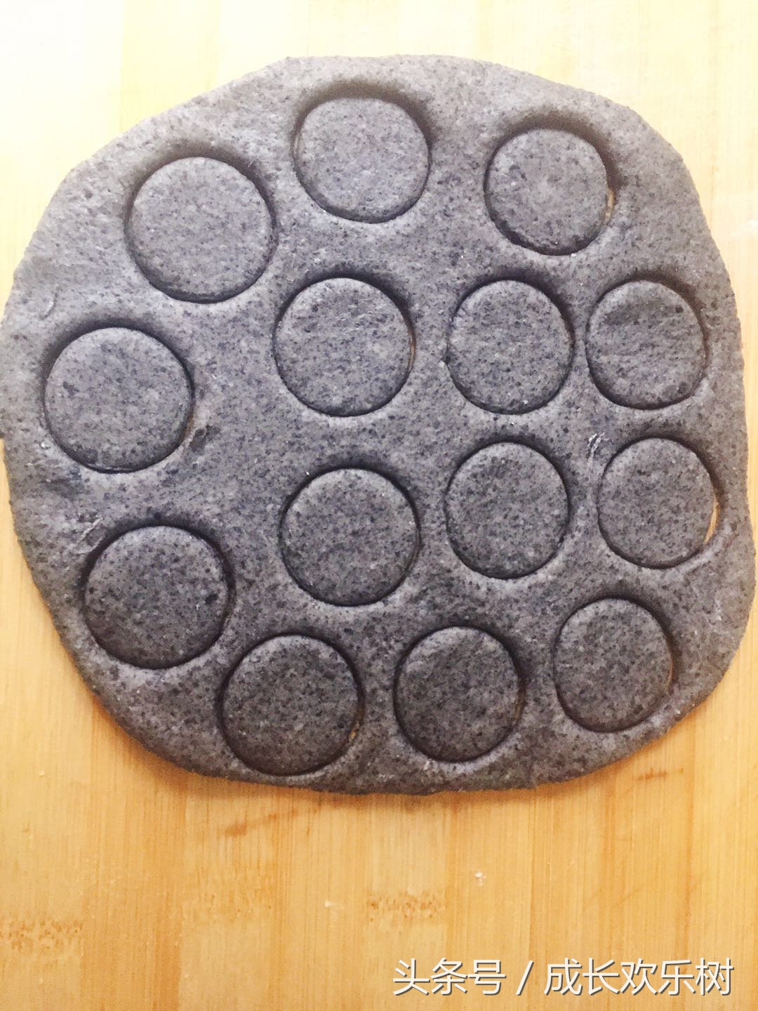 爸爸看世界杯宝宝趴床边,老爸看足球世界杯