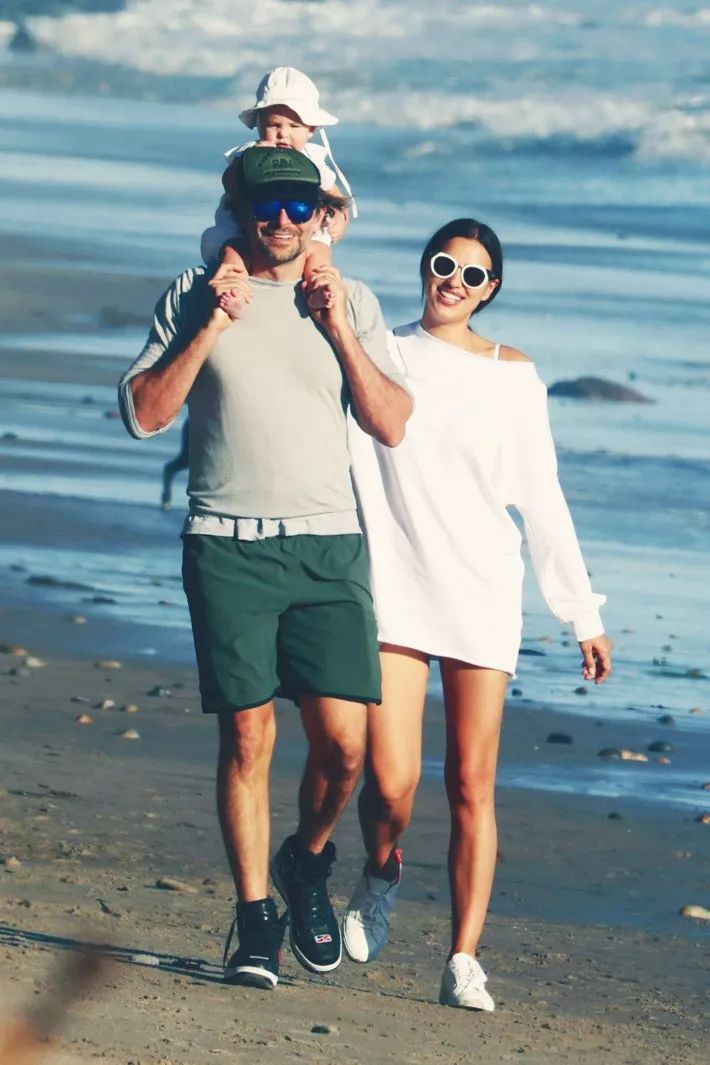 想不到总裁C罗输给了这个男人！其交往5年的超模女友被他拿下了