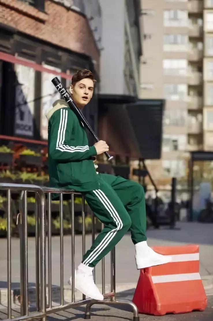 阿迪达斯贝壳头和三叶草的区别,三叶草贝壳头发黄怎么复原