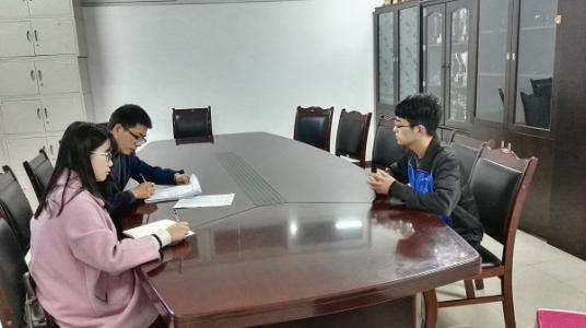 公务员面试领导让你帮他做事,面试领导要你从轻处理