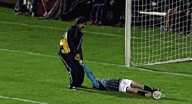 真正英勇的门将守门是不用手的!