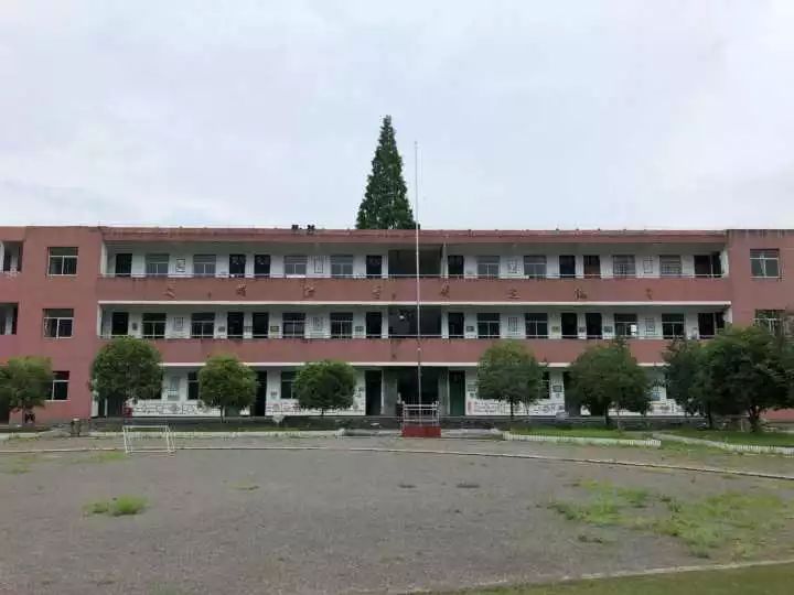 两个年级只有9名男生！却成立了一支“金牌足球队”，把人看哭了