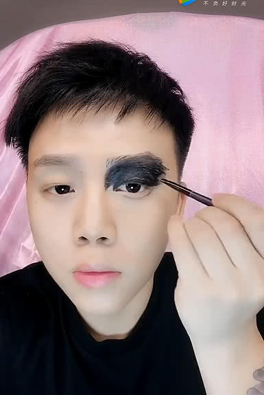 为了哄女老板,95后小伙仿妆梅西,画上胡须后神还原!