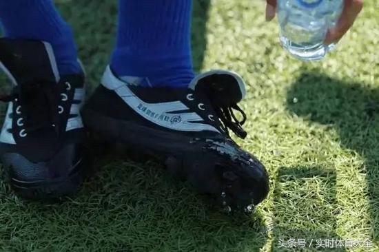 中国女孩捡球完整视频,捡球的中国女孩