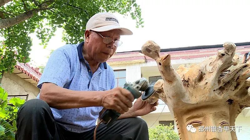 10年雕出百件根雕作品,78岁老翁痴迷根雕18年成美术大师