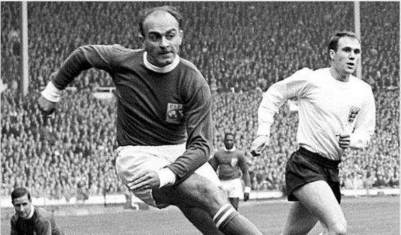 足球界梅西和c罗哪个更厉害,历史十大球员中梅西c罗排第几