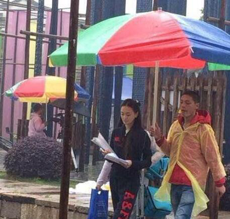 下雨时那些奇葩装扮,下雨天的奇葩出行