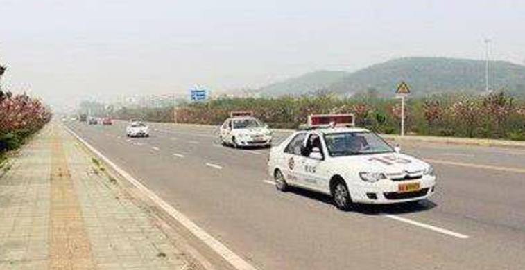 科目三直线行驶时前方有车怎么办,大鱼教练科目三直线行驶全面解析