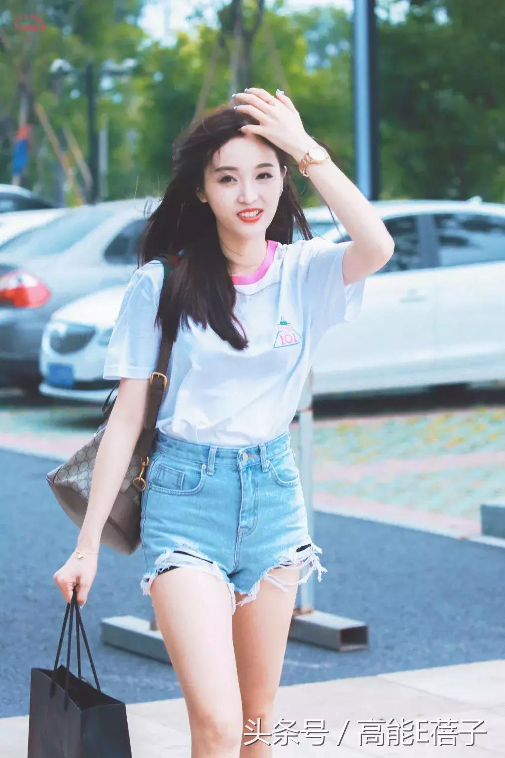 吴宣仪海南甜美穿搭,不知道怎么搭配时尚让小姐姐教你