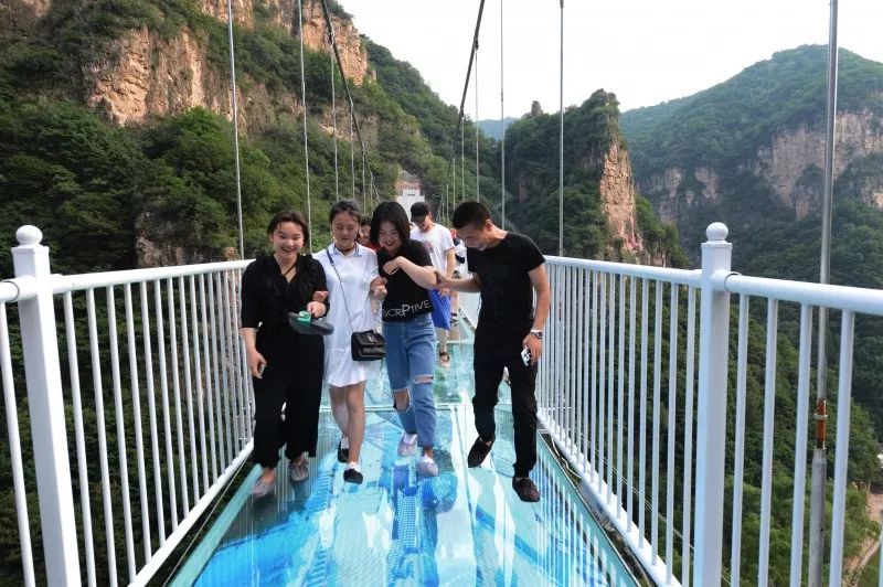 藏山玻璃桥旅游景点,盂县藏山风景区高清图片