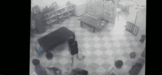 一段视频看哭了无数孩子,一个男孩跪地大哭的视频