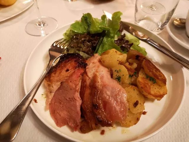 带了一飞机美食去踢球？！“吃货”足球队了解一下？