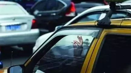 开车抽烟不开窗的办法,车内抽烟烟味多久消散