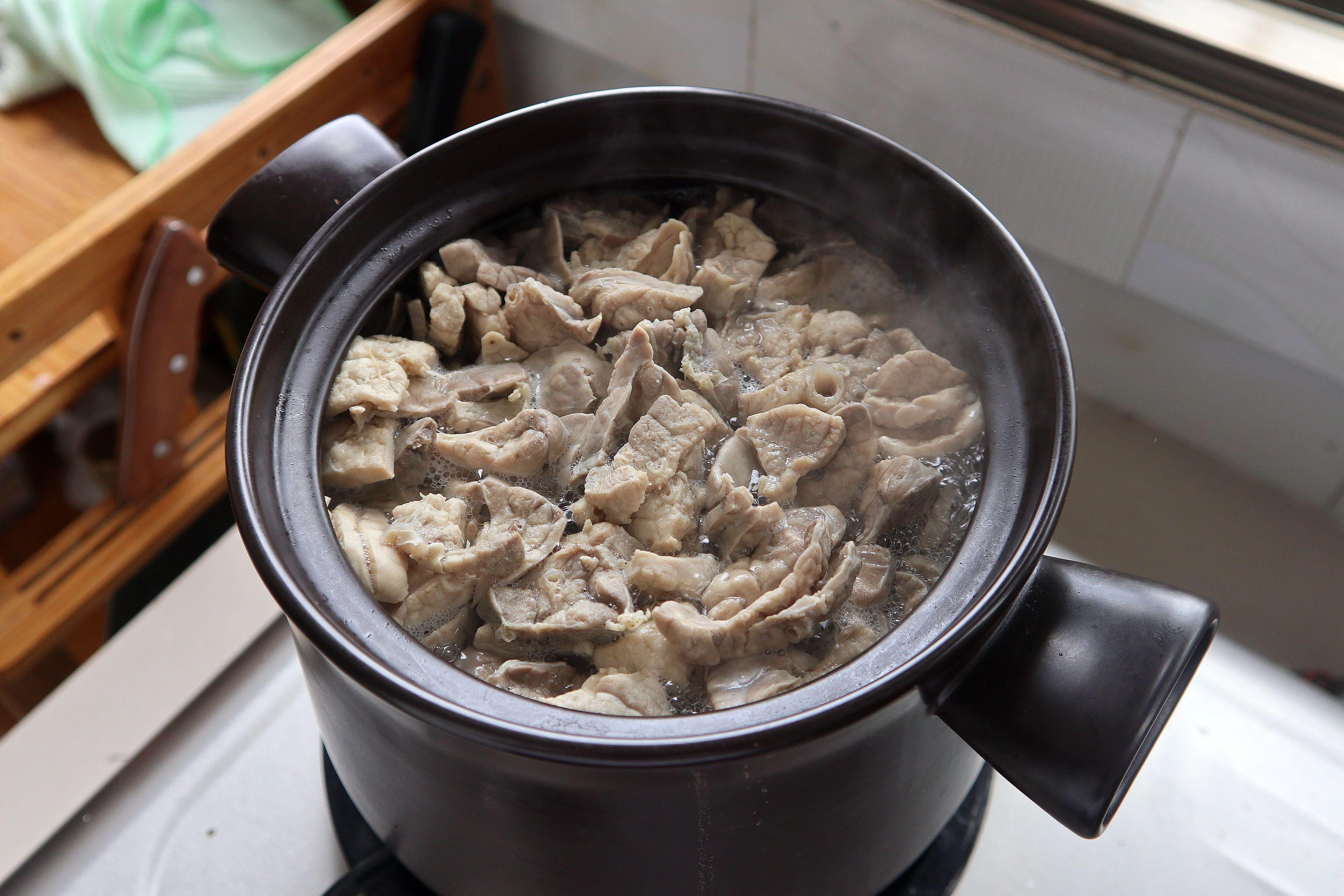 婴儿咳嗽妈妈吃什么有帮助,雪梨猪肺汤止咳化痰小孩