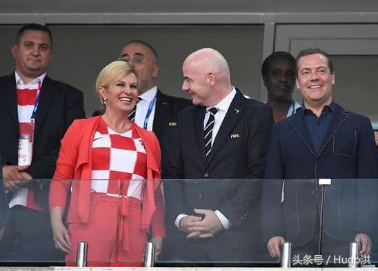 性感总统变身足球迷妹，激动起舞，进男更衣室与男队员庆祝胜利