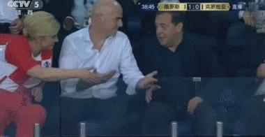 性感总统变身足球迷妹，激动起舞，进男更衣室与男队员庆祝胜利