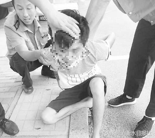 男子atm机取款2万块现金被抓,男子在atm机上发现一张银行卡