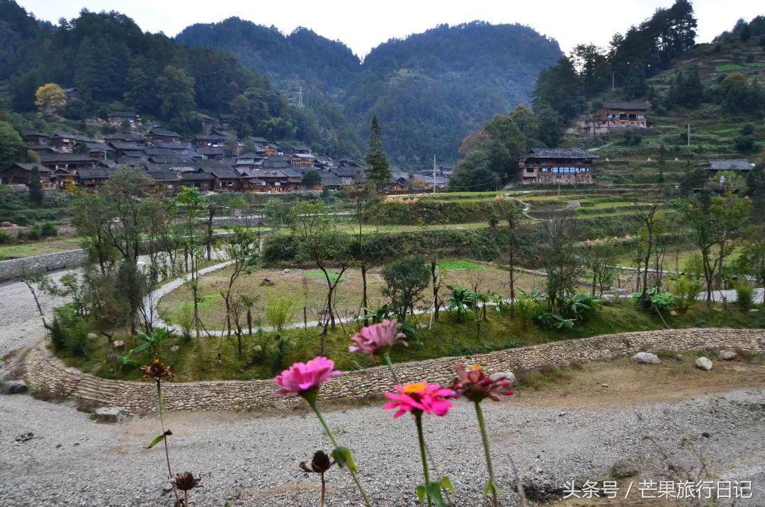 贵州西江千户苗寨苗服 (西江千户苗寨朗德上寨哪个值得去)