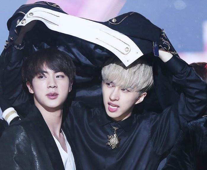 金硕珍推特晒扇子，“失主”李在焕前来认领，粉丝：跨团CP秀恩爱