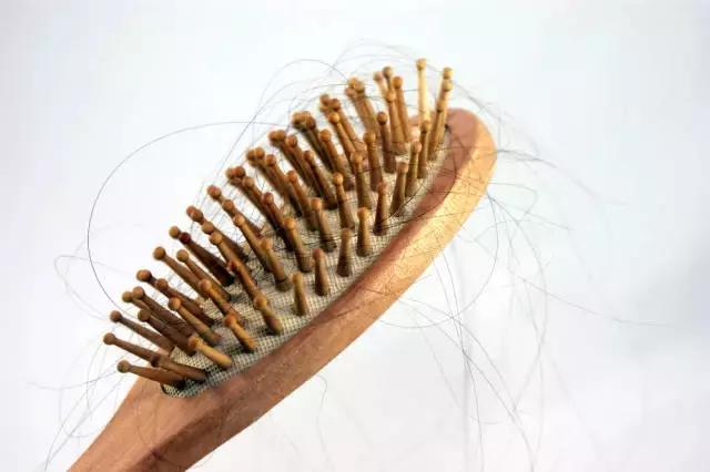 头顶日渐稀疏简单的生发技巧来了,头顶脱发用什么偏方生发