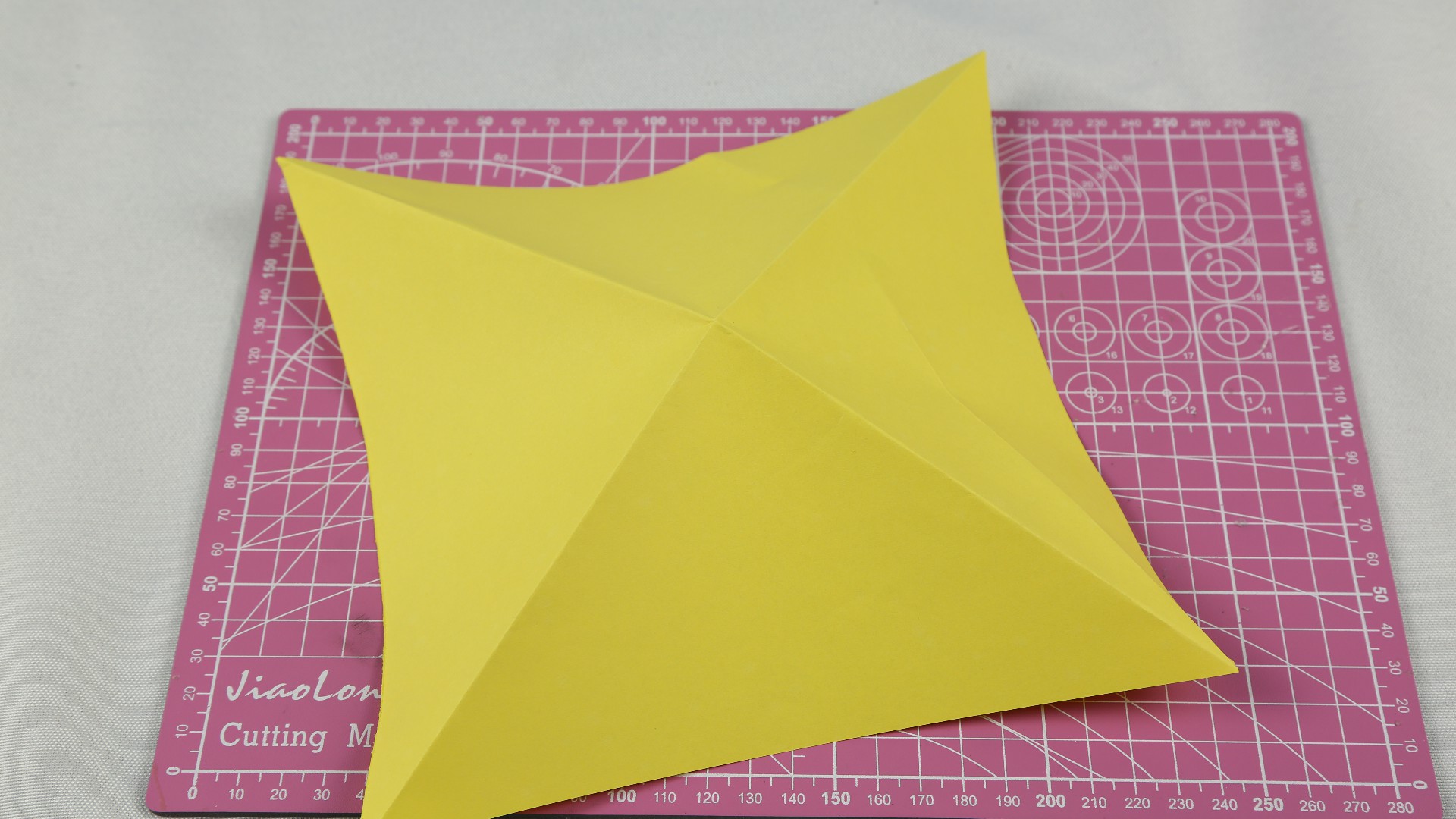 想要恐龙玩具，不用再去商场买了，姑娘教你巧用一张纸折出来