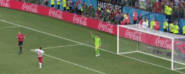 世界杯克罗地亚门将被贴脸质问,克罗地亚守门员被追