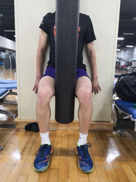 右膝关节软骨损伤怎么锻炼,膝关节软骨损伤2级严重吗