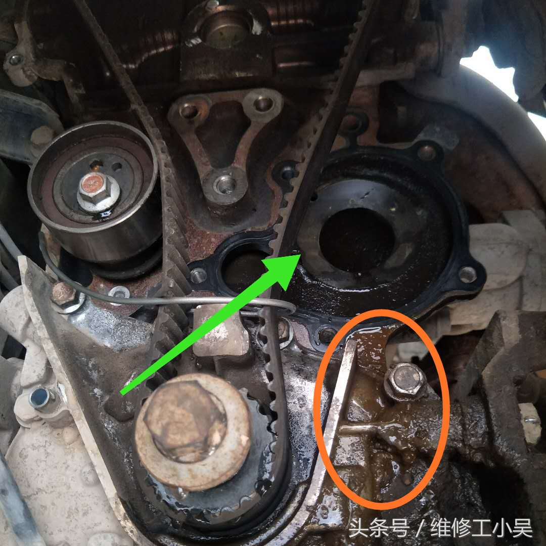 比亚迪发动机漏水是怎么回事,比亚迪f3水泵坏了怎么判断