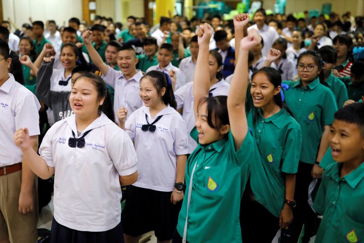 泰国少年足球队被困溶洞救出,泰国足球队被困山洞14天原因