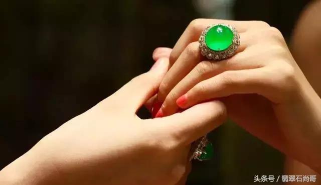 刚买的新翡翠手镯应该怎样保养,怎样保养翡翠手镯才能更通透