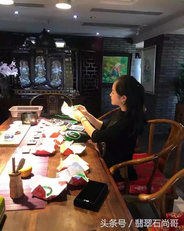 刚买的新翡翠手镯应该怎样保养,怎样保养翡翠手镯才能更通透