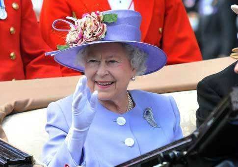 英国女王一双鞋穿了几十年,英国女王最后一次穿的系带黑皮鞋