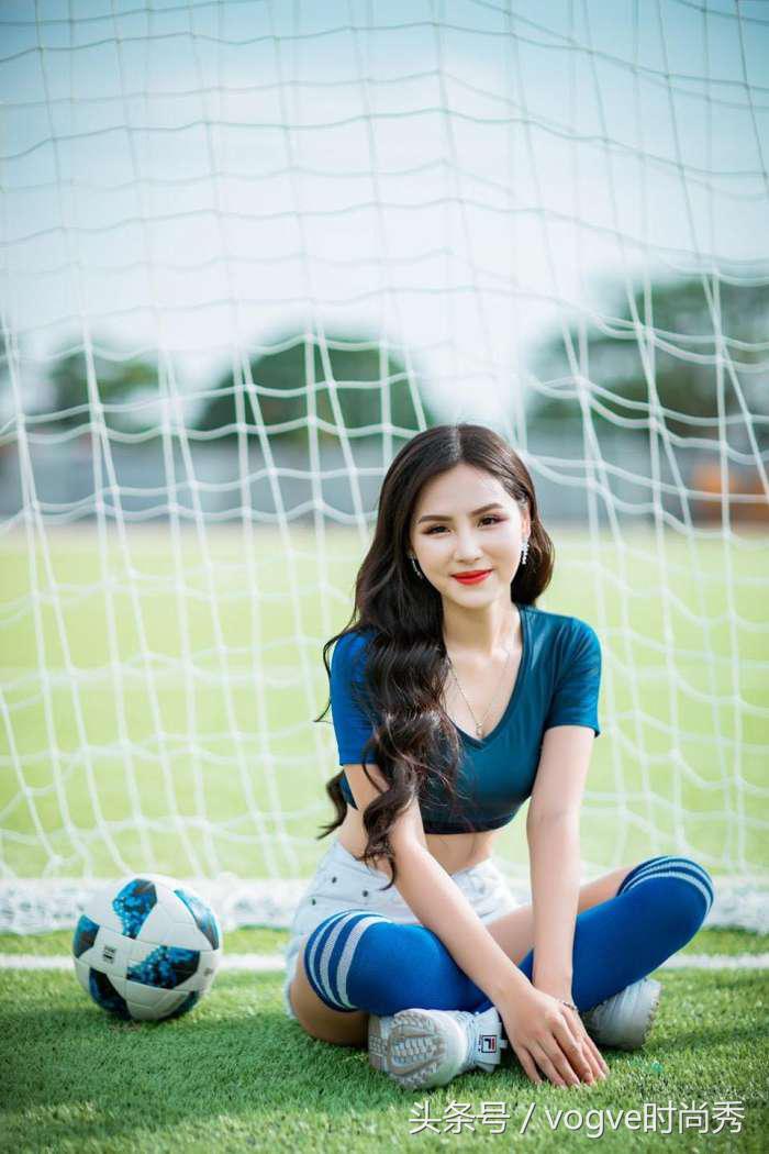 清纯校花化身法国女球迷，秀性感蛮腰助威高卢雄鸡