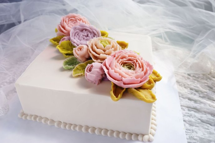 红色奶油霜裱花玫瑰蛋糕,裱花学徒练习用的奶油霜