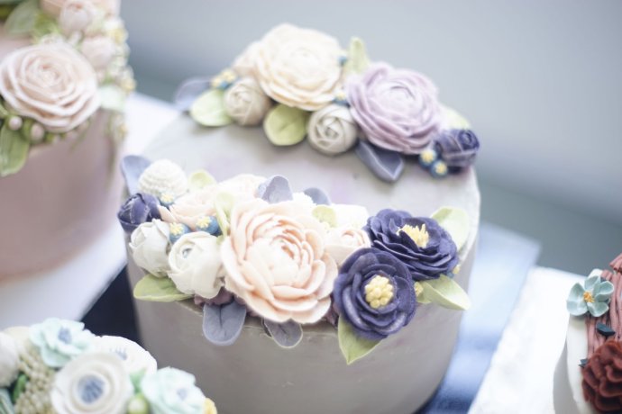 红色奶油霜裱花玫瑰蛋糕,裱花学徒练习用的奶油霜