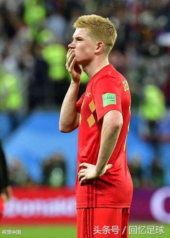 卢卡库赛后一拳打爆替补席玻璃板,阿扎尔和卢卡库告别世界杯